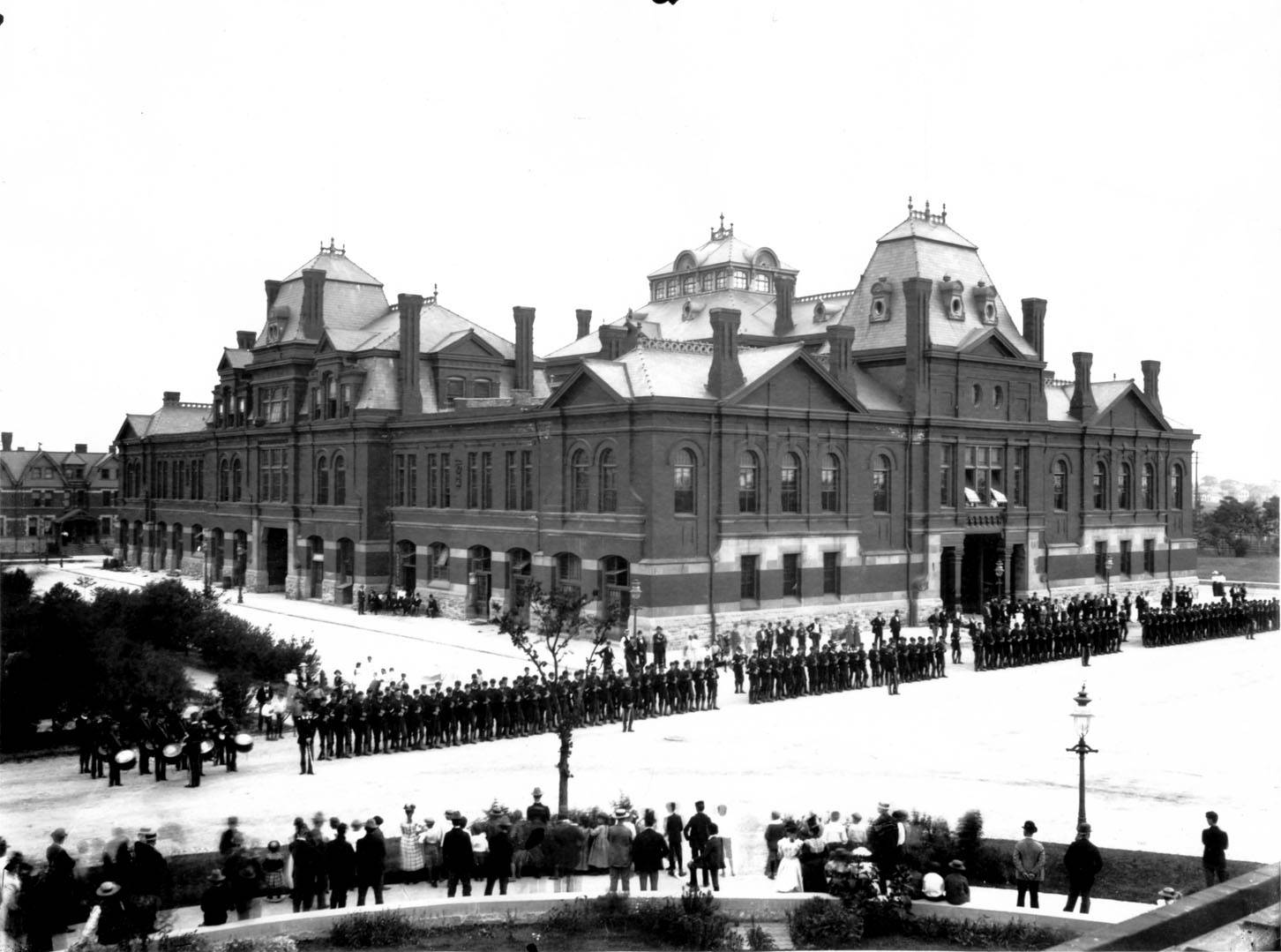 Pullman strikers outside the Arcade Building, 1894